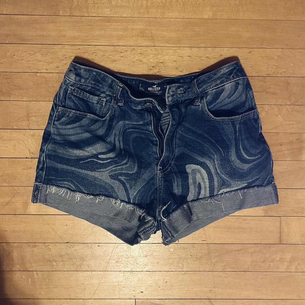 H&M Marbled Jean Shorts in Dark Blue: Women’s 4-6/w28. Near-pristine condition.